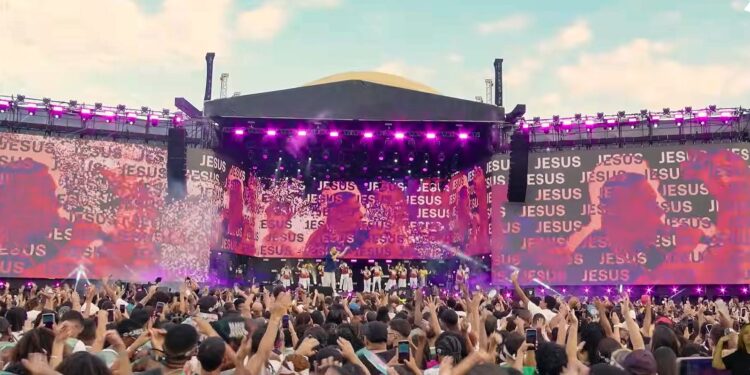 Marcha para Jesus reúne milhares de fiéis no centro do Rio
