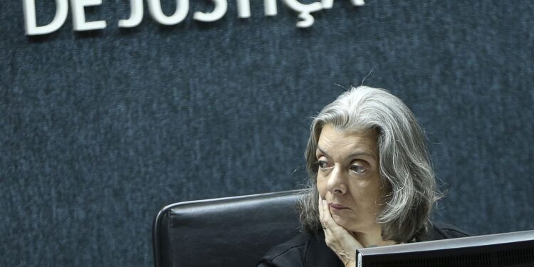 Cármen Lúcia vota por derrubar flexibilização da Lei da Ficha Limpa